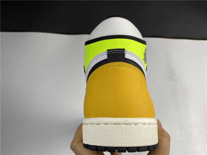 AIR JORDAN 1 RETRO HIGH OG ‘VOLT GOLD’ 555088-118