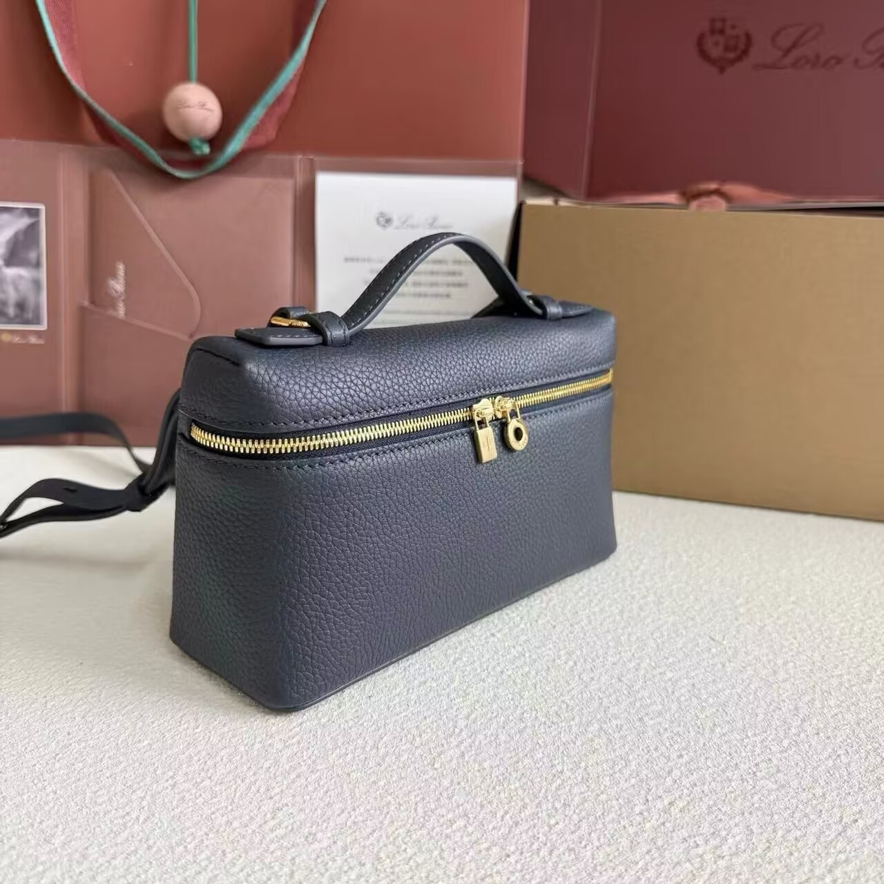 L0r0 P1ana Extra Pocket L19 Grained Calfskin 11 x 19 x 6.5 cm