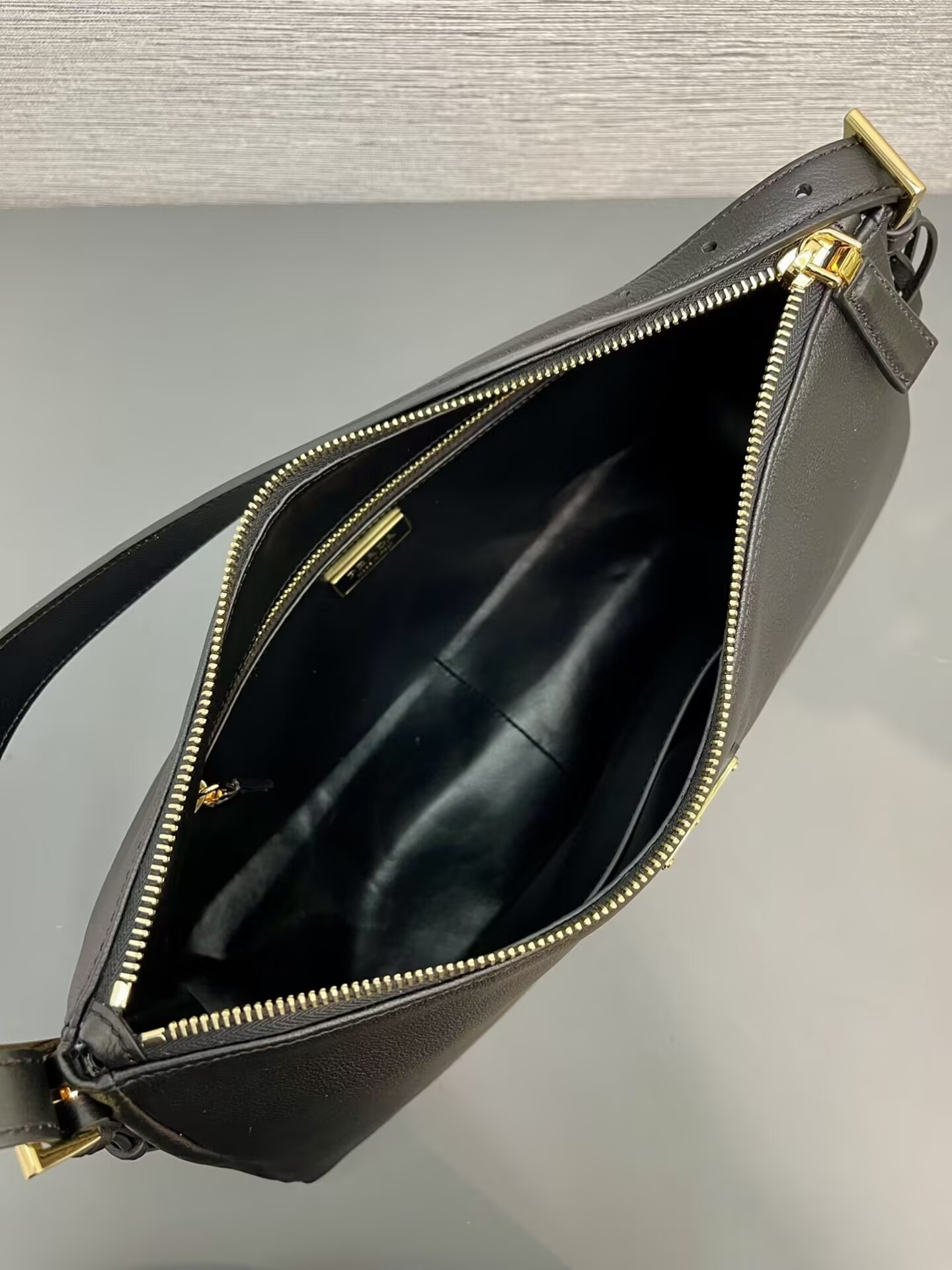 Pra*a Aimée large leather shoulder bag 39x23x12cm