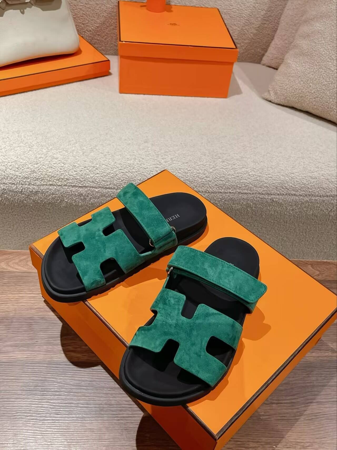 UA H**me5 Chypre sandal