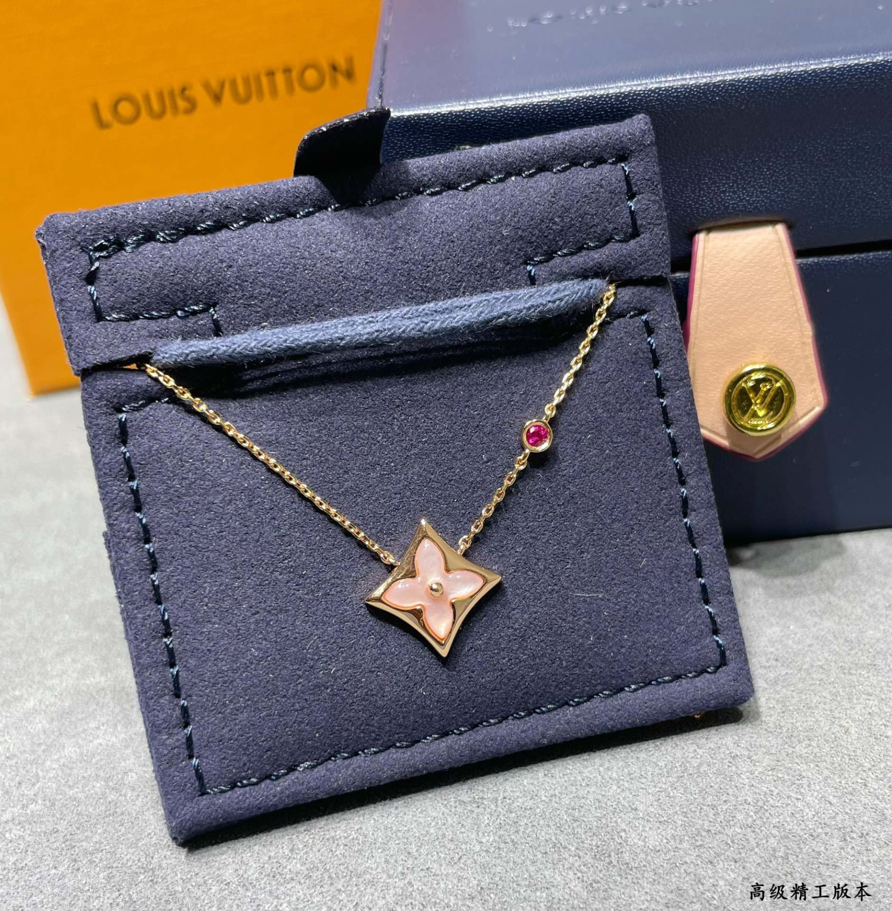 L0vis Vvtt0n Square Pink D1am0nd pink shell Necklace