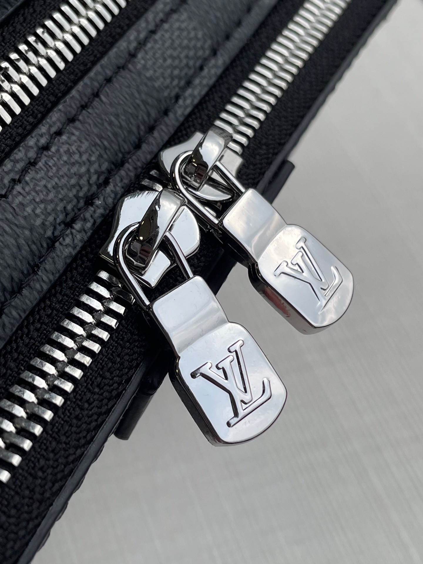 LV ALPHA WEARABLE WALLET N60418