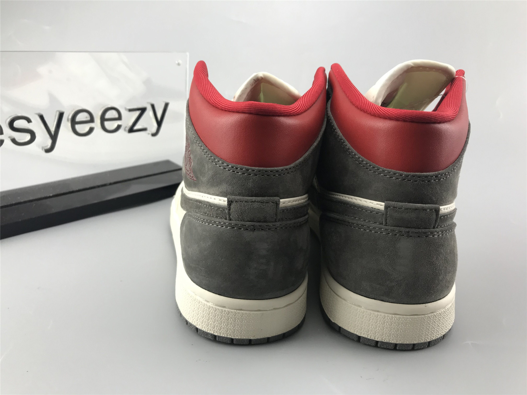 UA SNEAKERSNSTUFF X AIR JORDAN 1 MID 