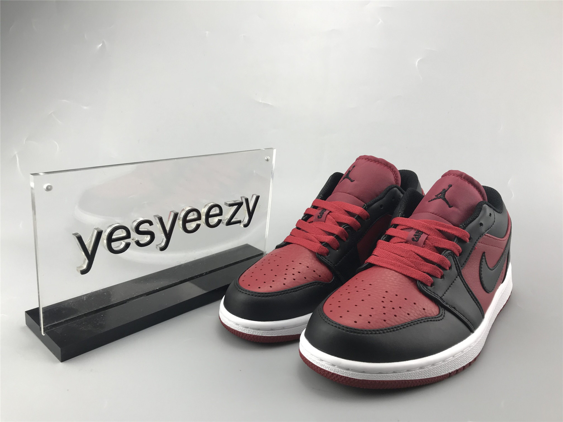 UA AIR JORDAN 1 RETRO LOW 