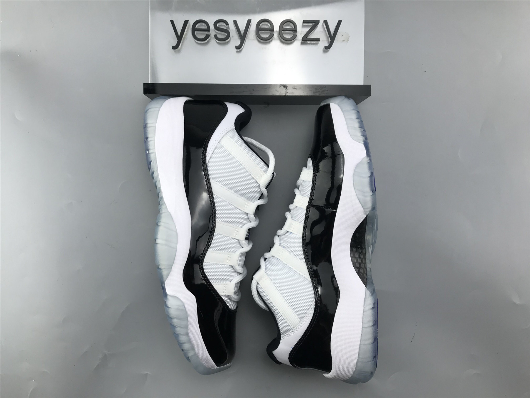 UA AIR JORDAN 11 RETRO LOW 