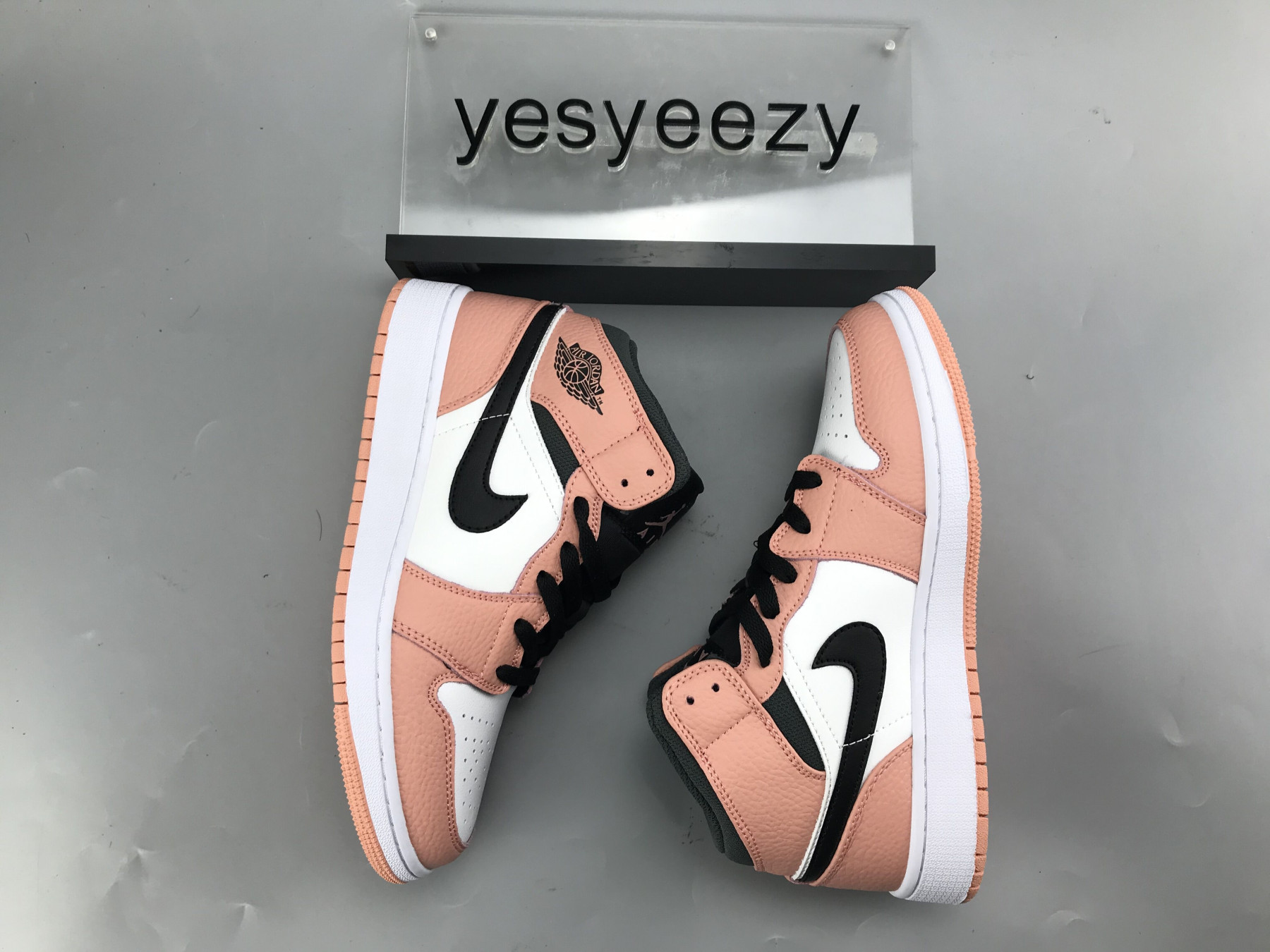 UA  AIR JORDAN 1 MID GS 
