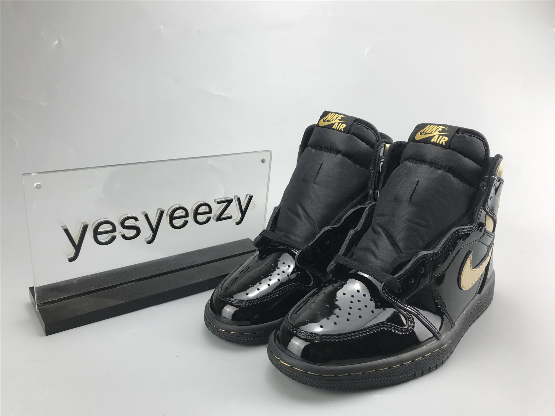 UA AIR JORDAN 1 RETRO HIGH OG BLACK METALLIC GOLD