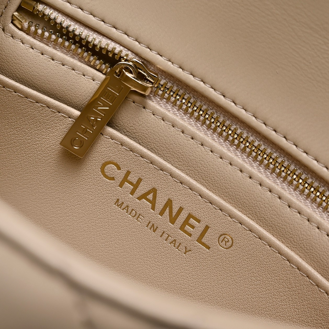 Ch**el Classic Flap Handbag CFin Milk Tea with Light gold hardware AS5758 18x13x7cm