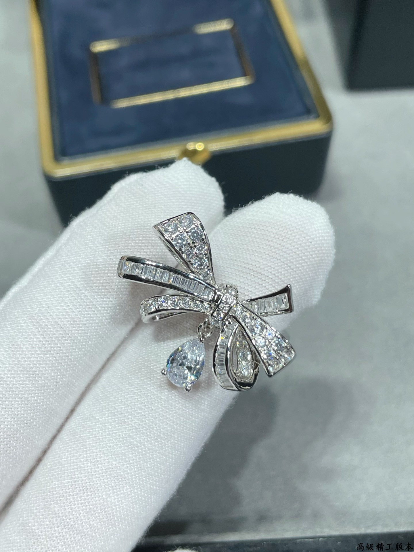 Graff Bowknot Ring with Rhinestones Ag925