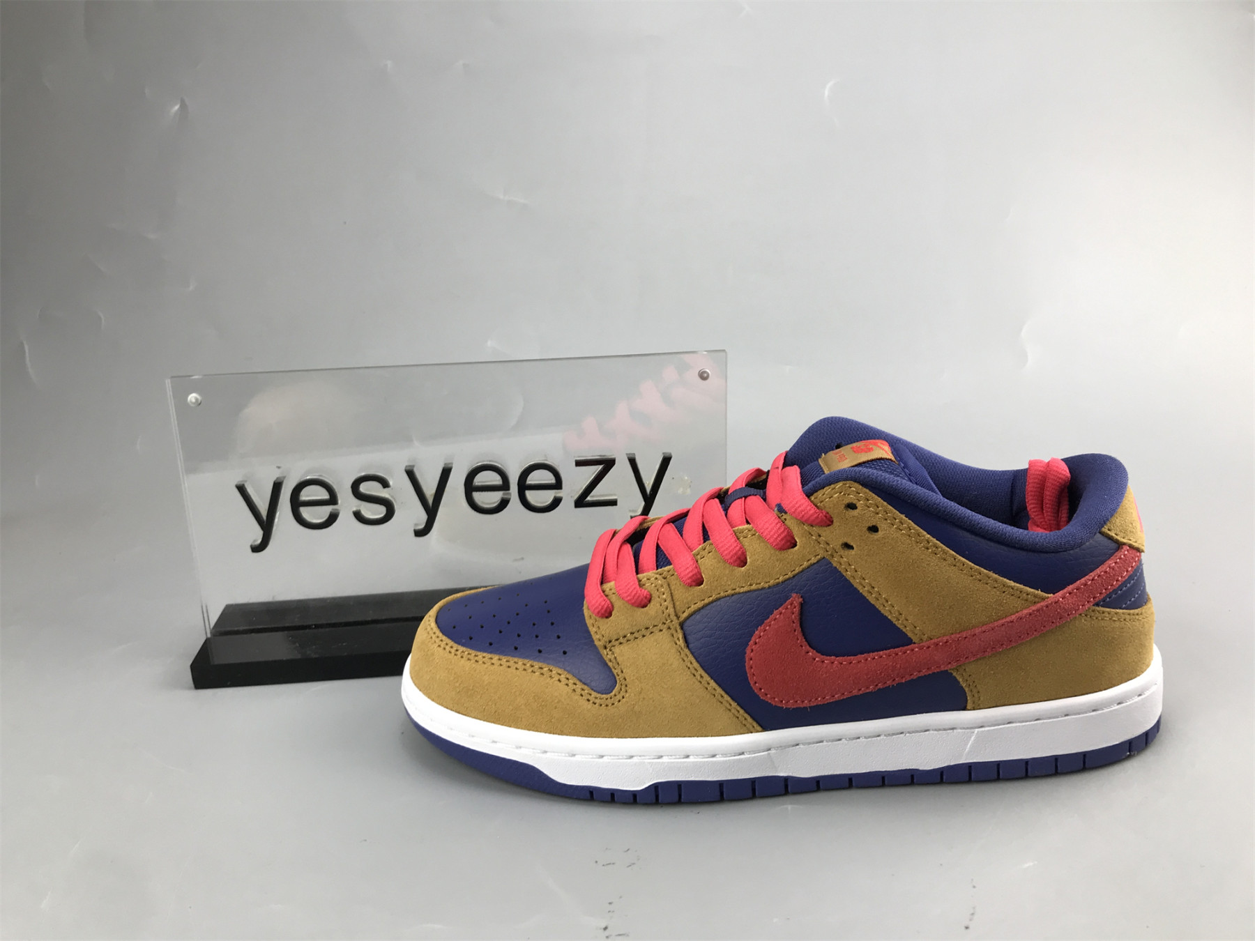 UA NIKE DUNK LOW SB 