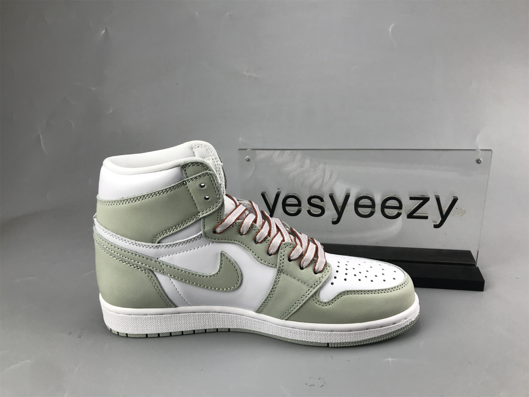 UA WMNS AIR JORDAN 1 RETRO HIGH OG 