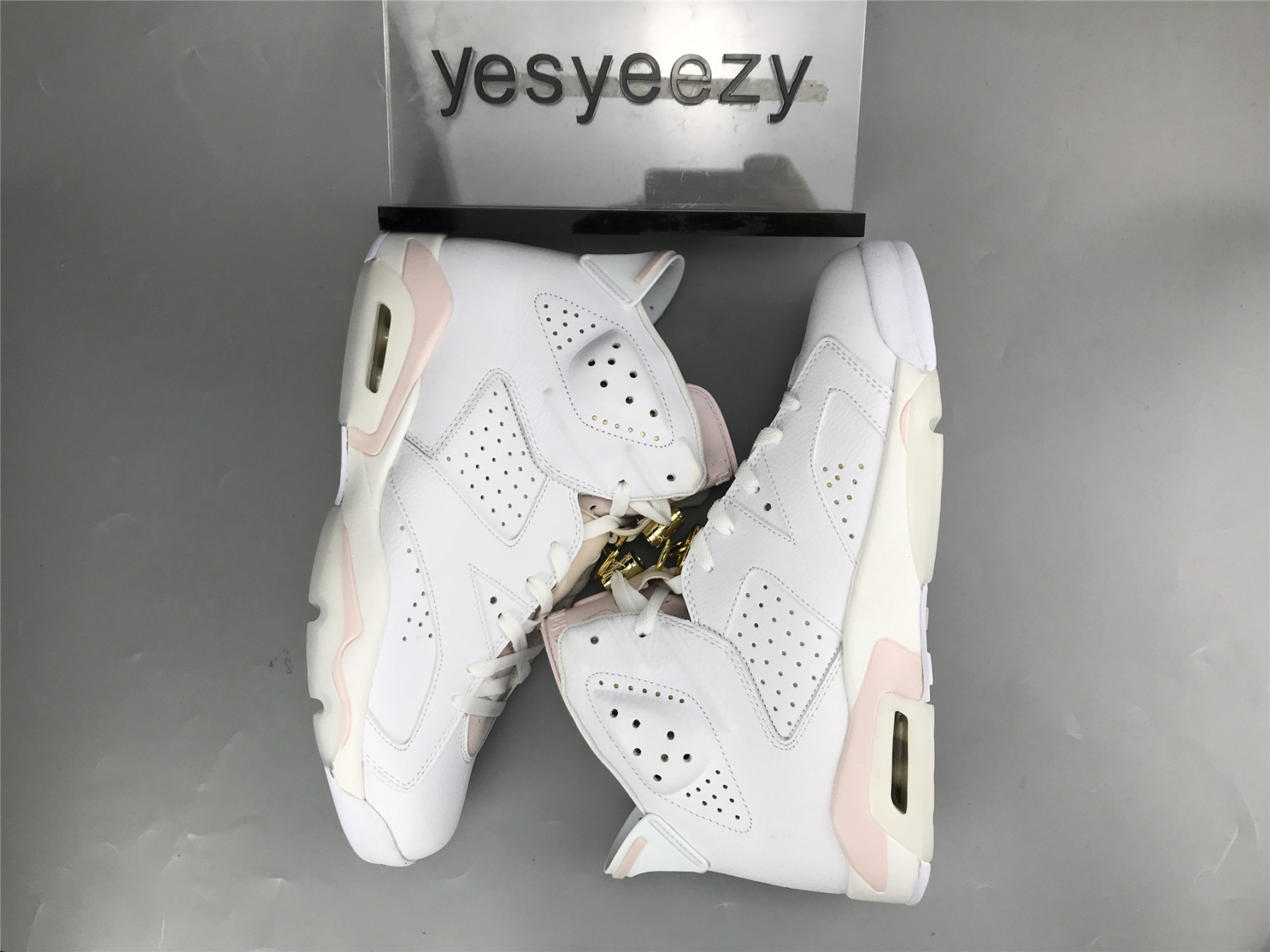 UA WMNS AIR JORDAN 6 RETRO 