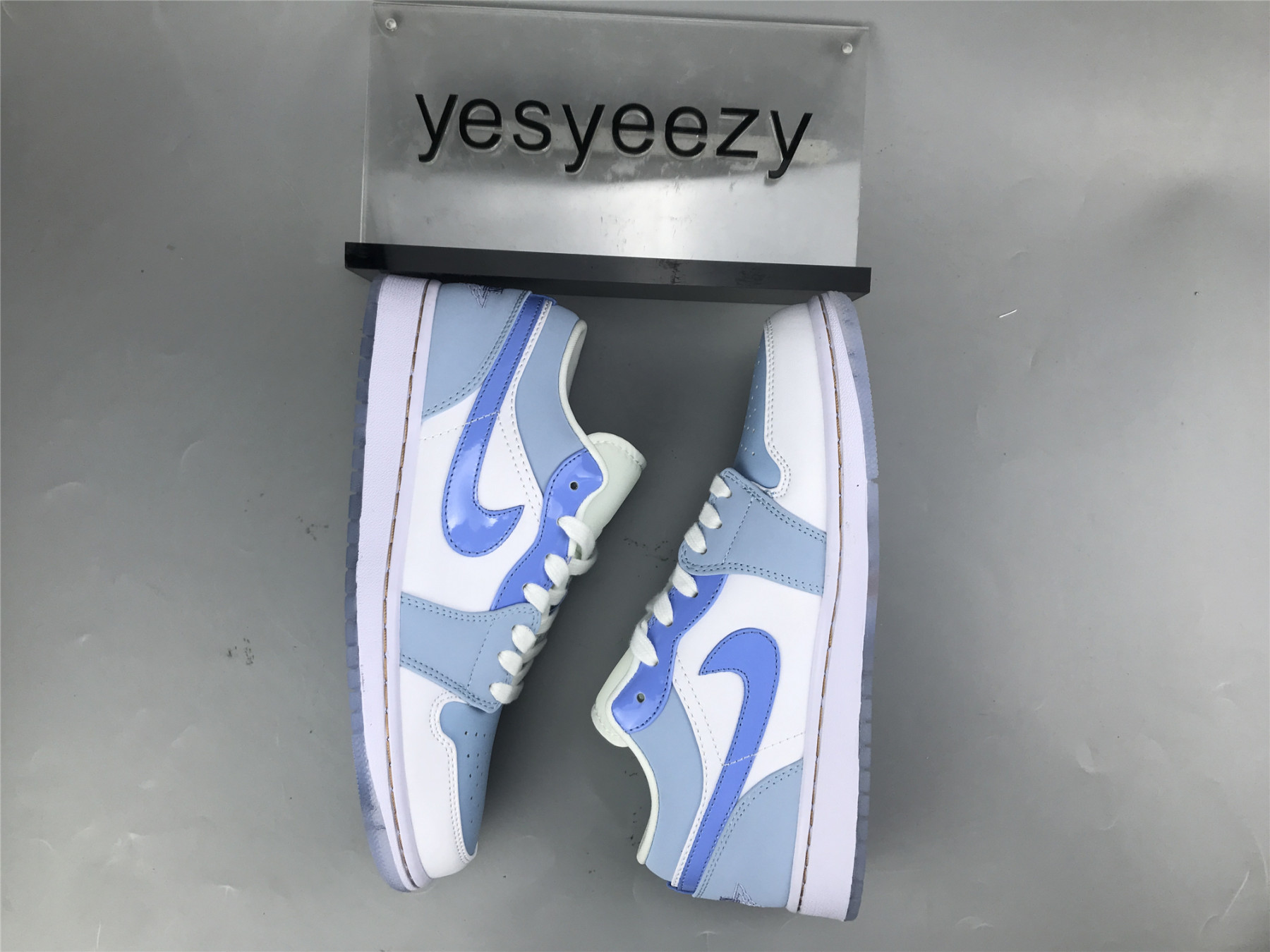 UA AIR JORDAN 1 LOW SE 