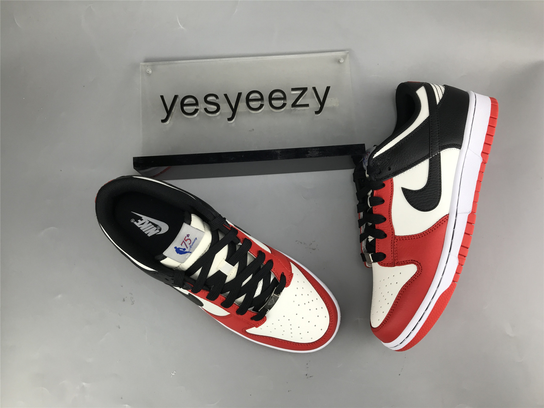 UA NIKE DUNK LOW EMB NBA 75TH ANNIVERSARY - CHICAGO