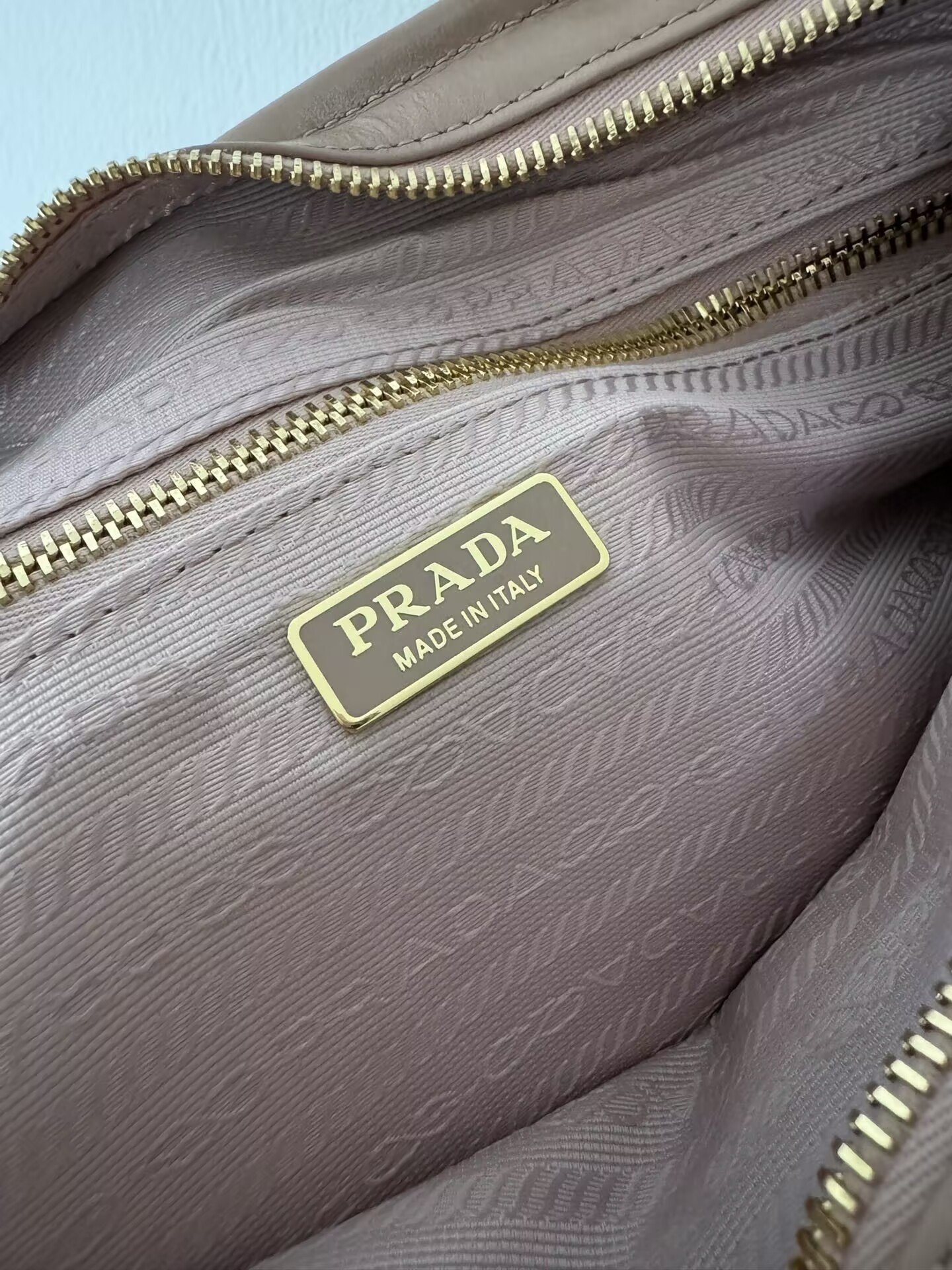 Pra*a Bonnie Medium Leather Handbag 32x15.5x12cm