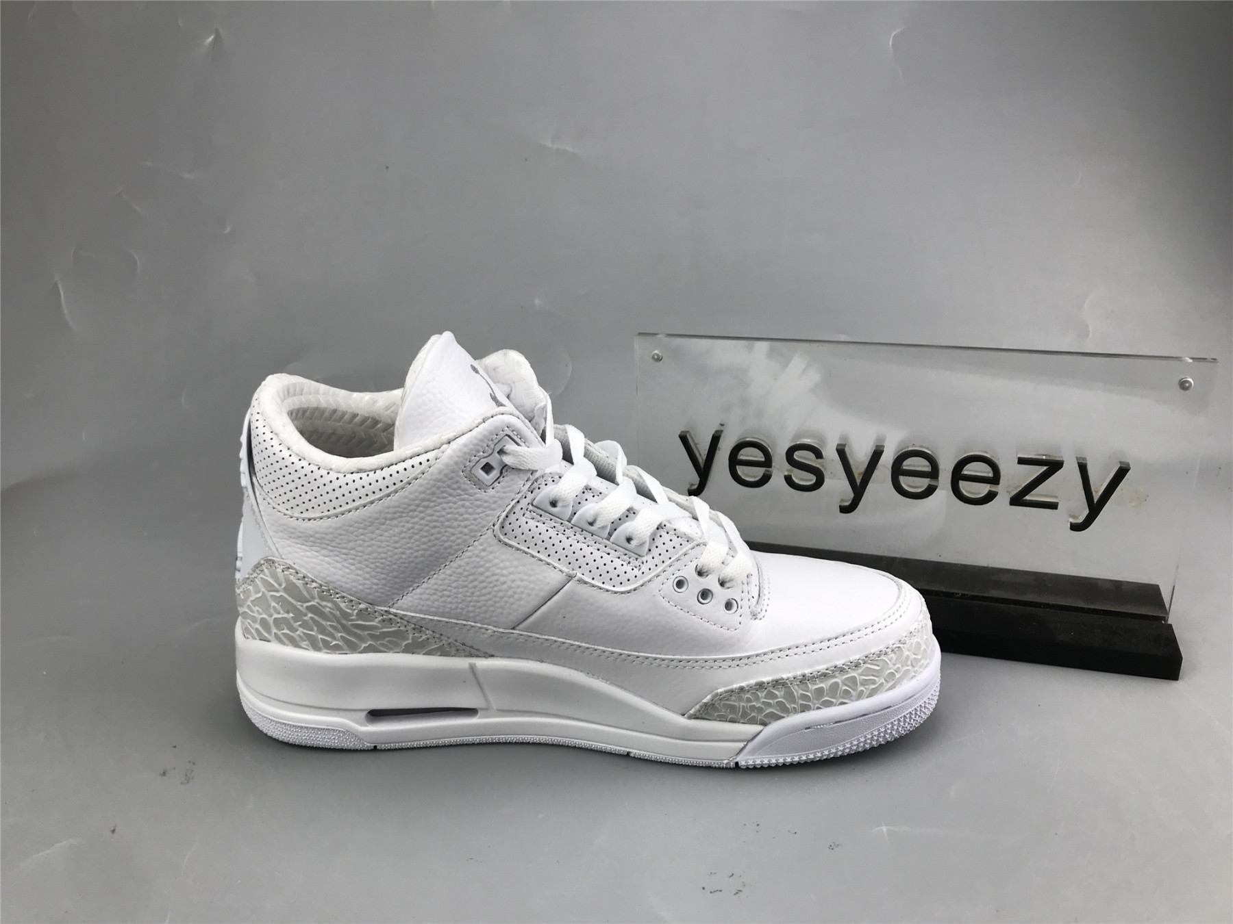 UA AIR JORDAN 3 RETRO 