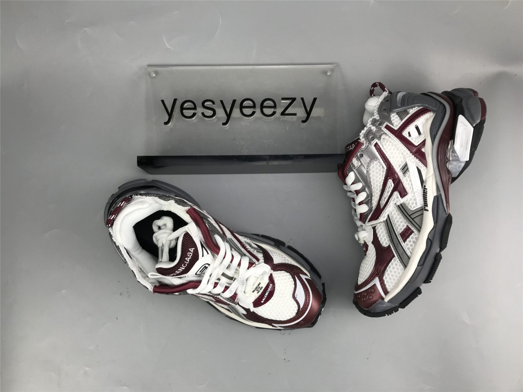 UA RUNNER GREY BURGUNDY