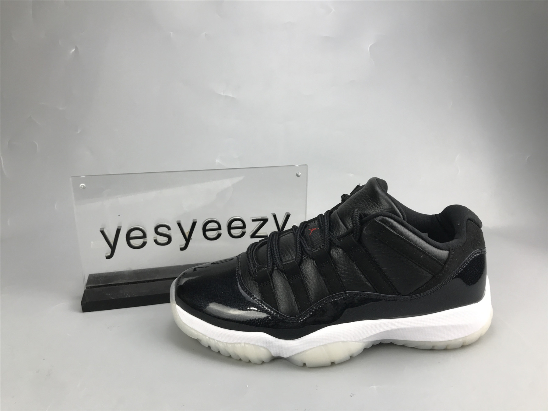 UA AIR JORDAN 11 RETRO LOW 