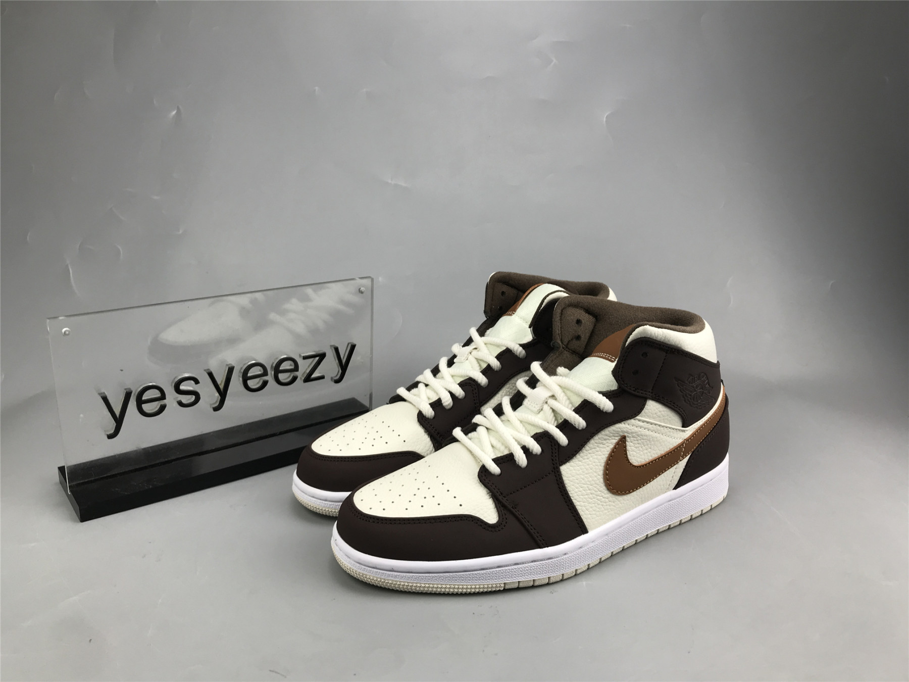 UA WMNS AIR JORDAN 1 MID SE 