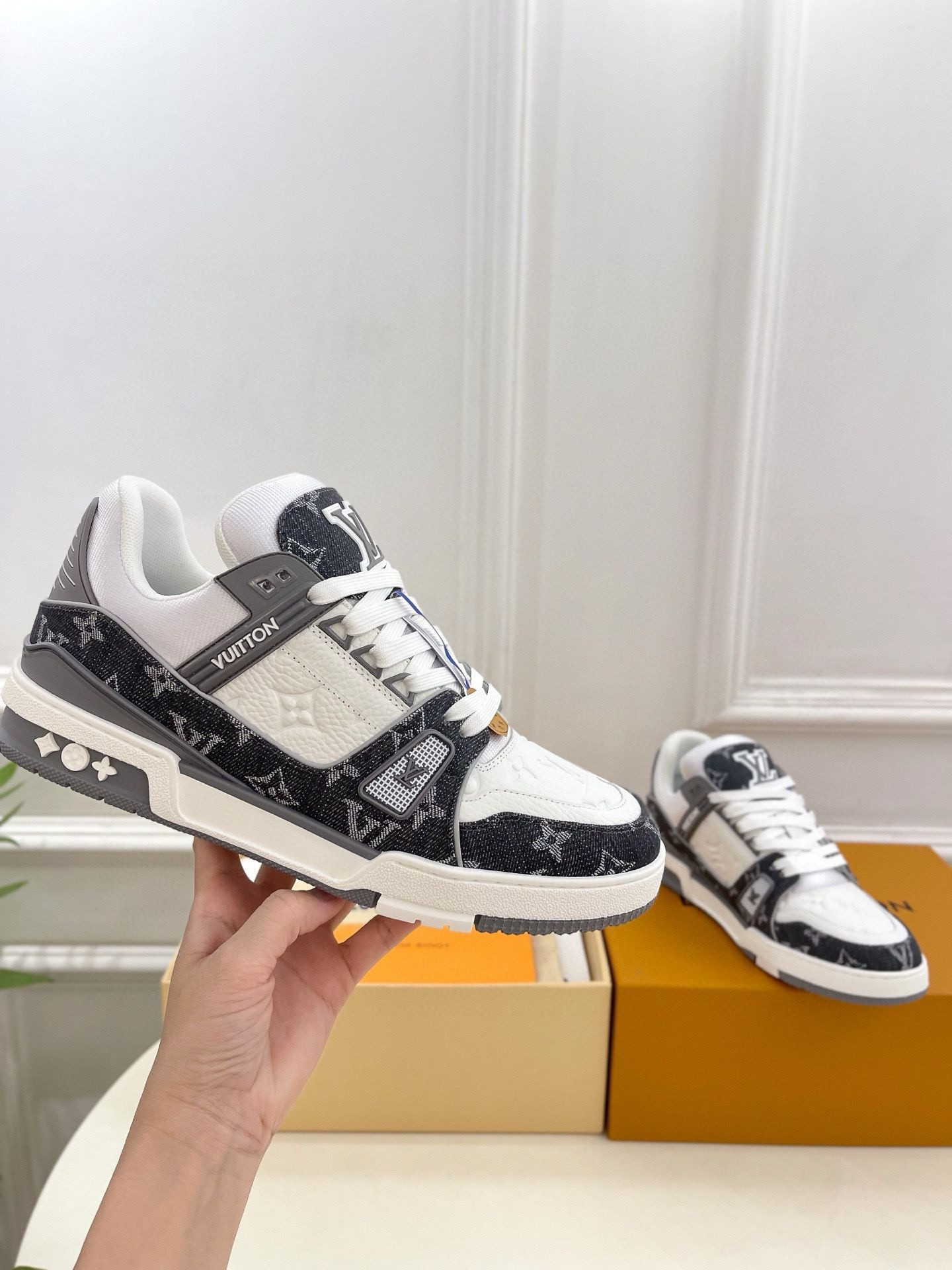 UA LV trainer Sneakers