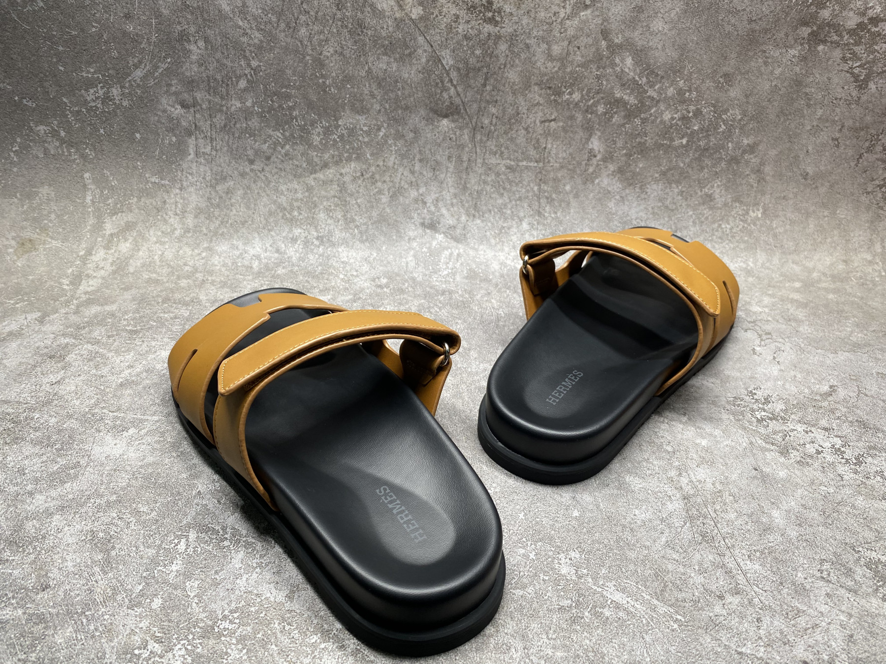 UA H**me5 Chypre Sandal