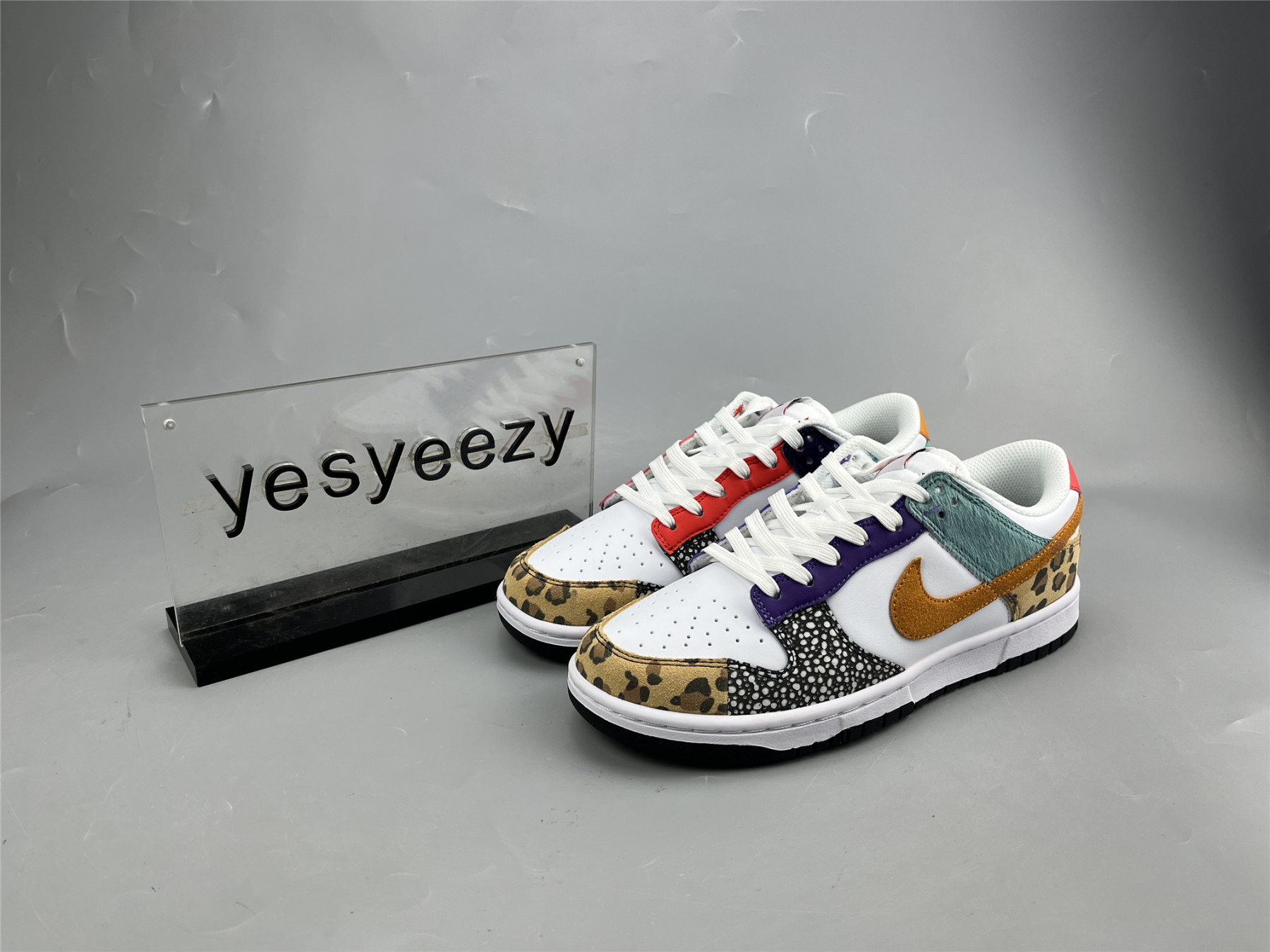 UA NIKE WMNS DUNK LOW SE 