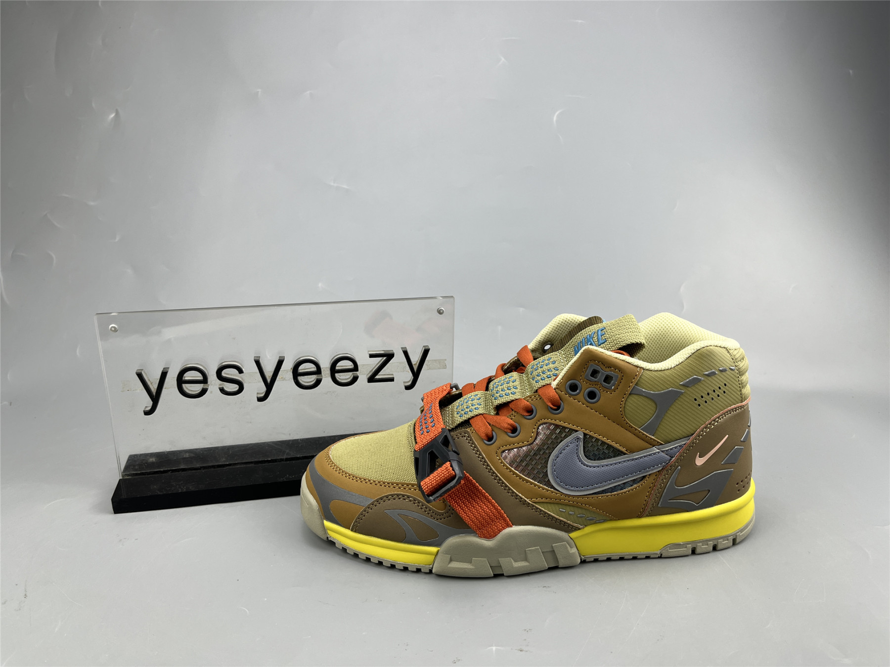 UA NIKE AIR TRAINER 1 