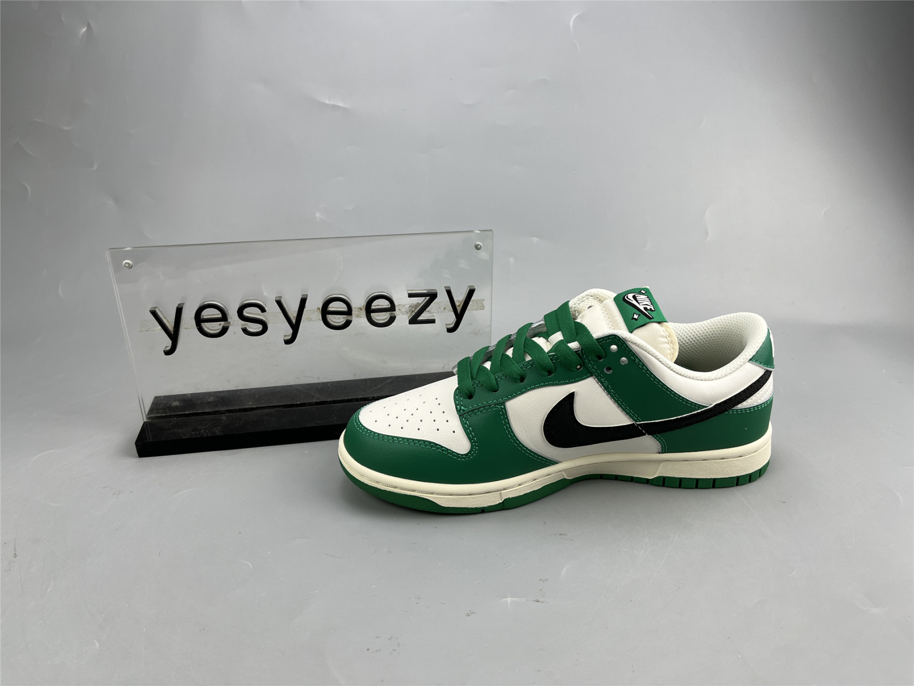 UA NIKE DUNK LOW SE 