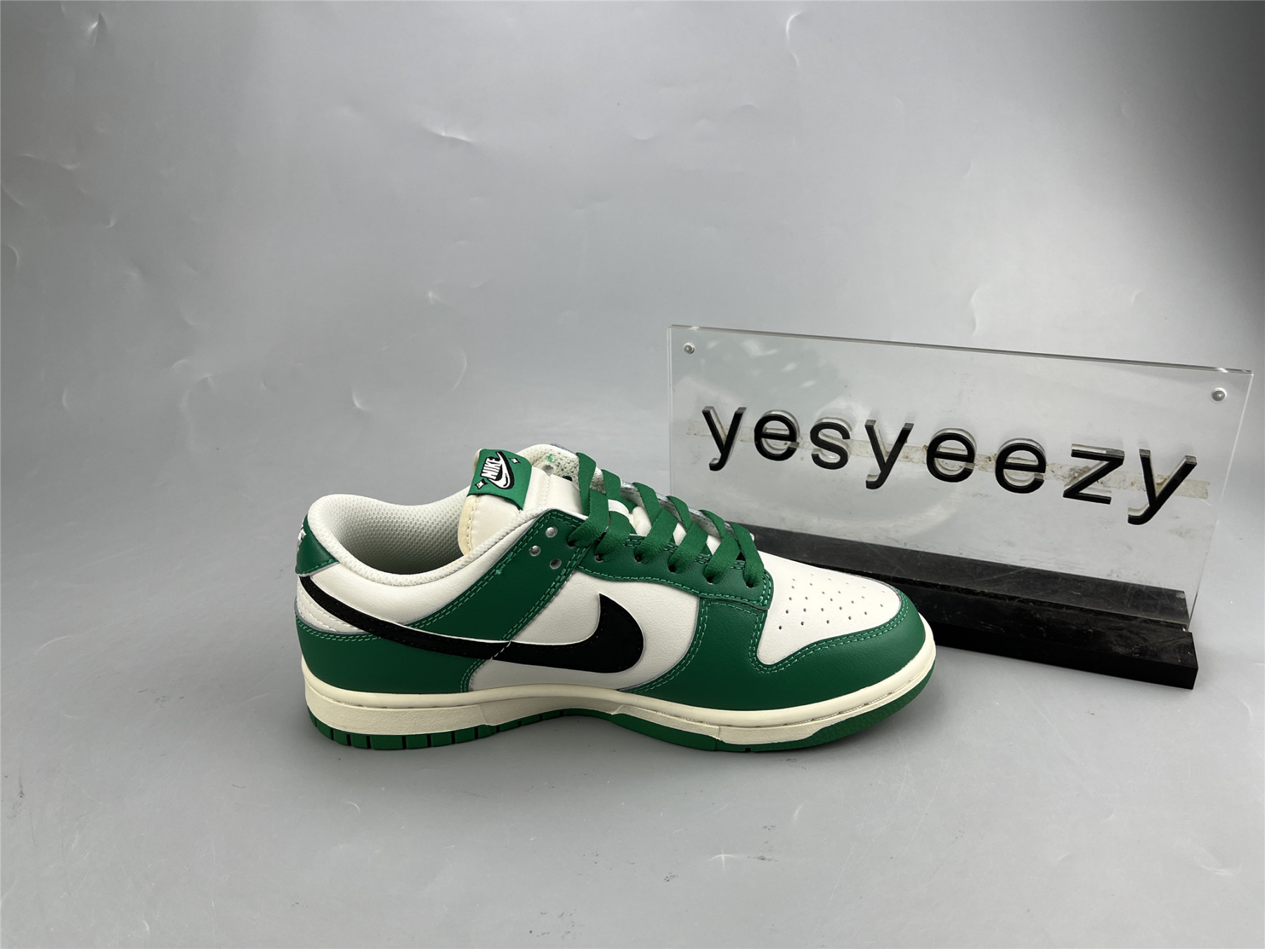 UA NIKE DUNK LOW SE 