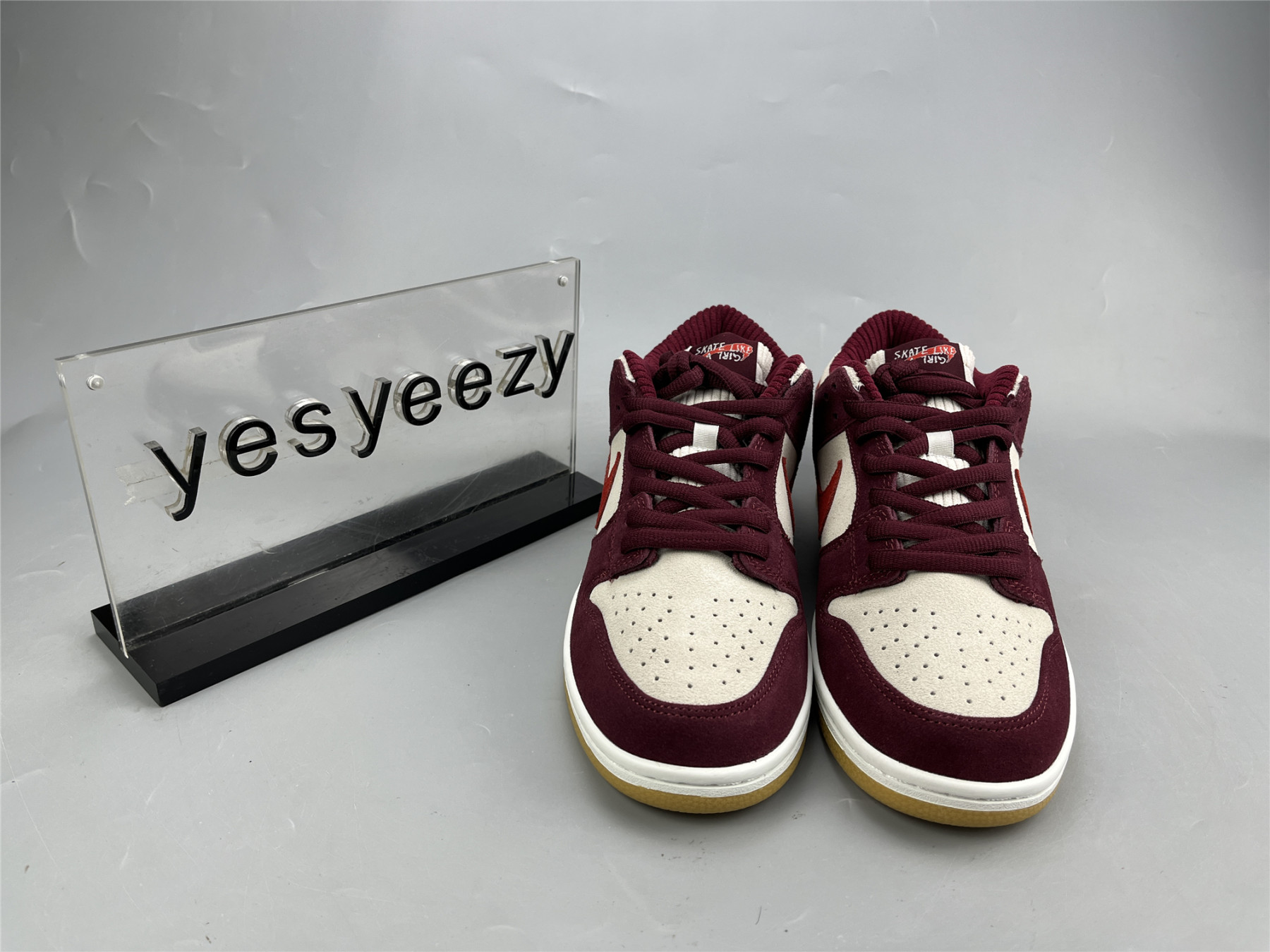 UA NIKE SKATE LIKE A GIRL X DUNK LOW SB