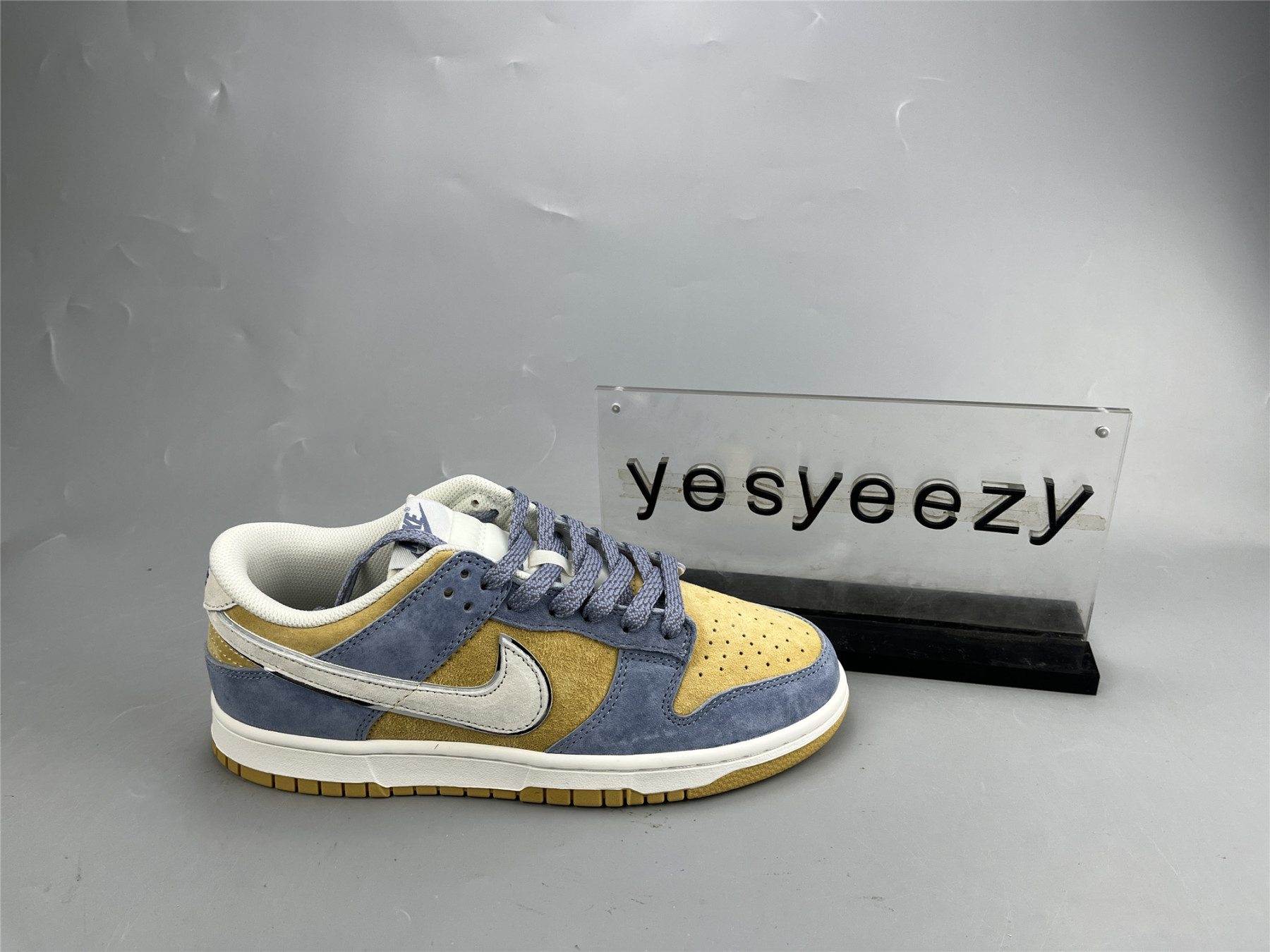 UA NIKE DUNK LOW PURPLE YELLOW