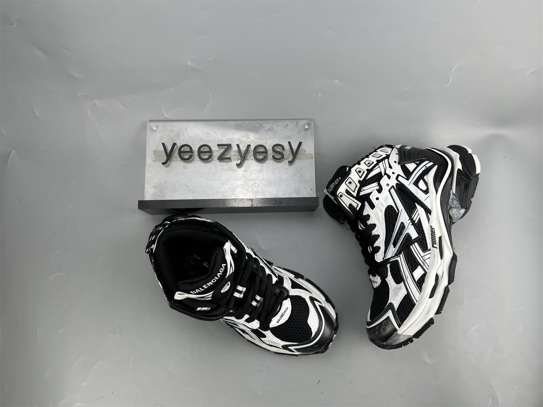 UA RUNNER HIGHTOP WHITE BLACK