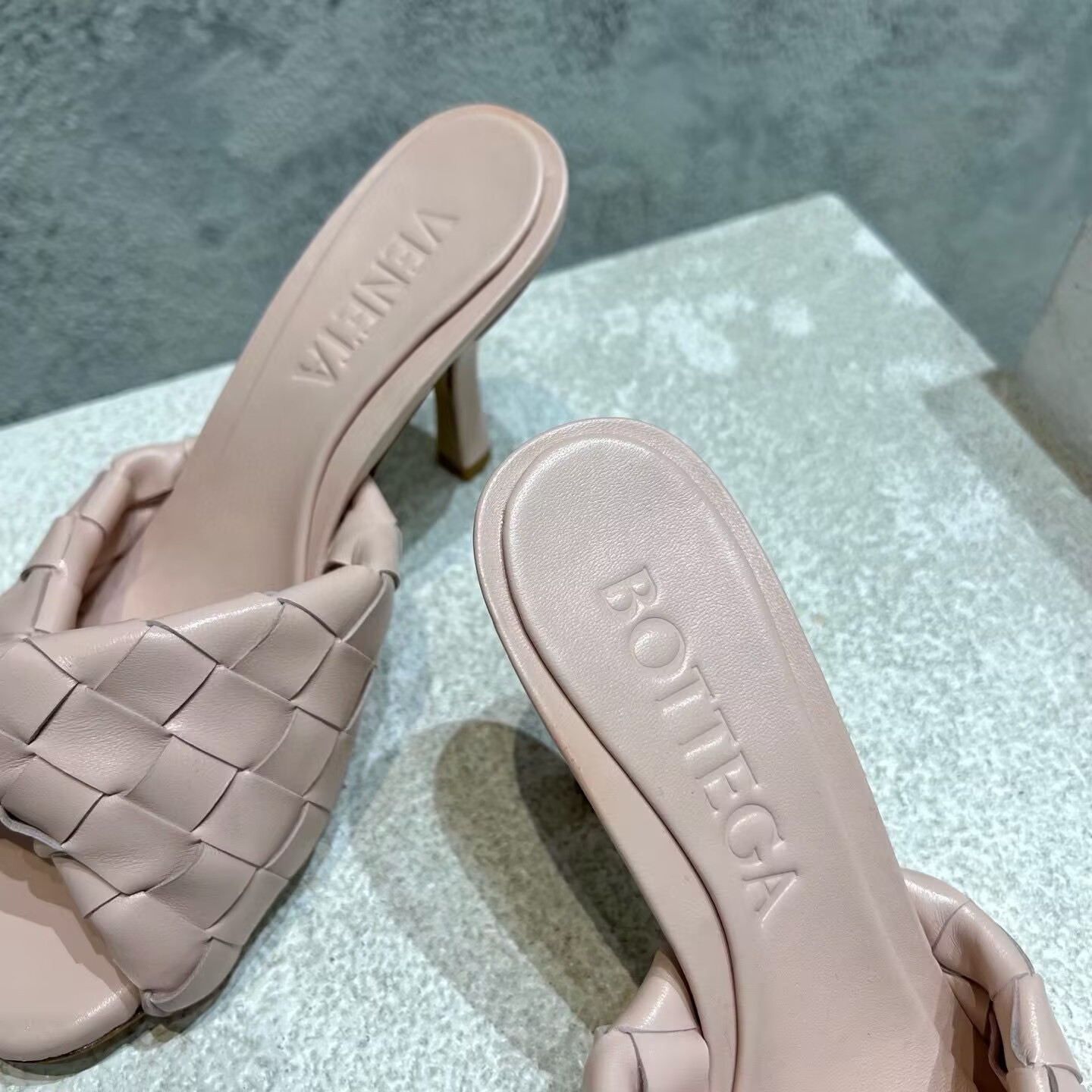 UA B0tt*ga Ven*ta Blink Slides