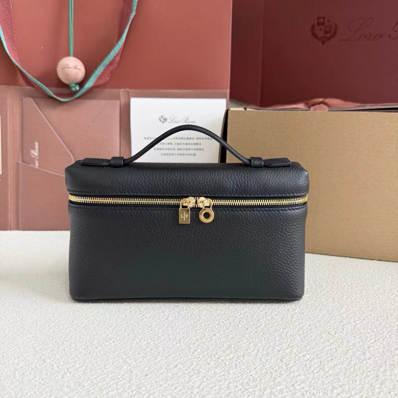 L0r0 P1ana Extra Pocket L19 Grained Calfskin 11 x 19 x 6.5 cm