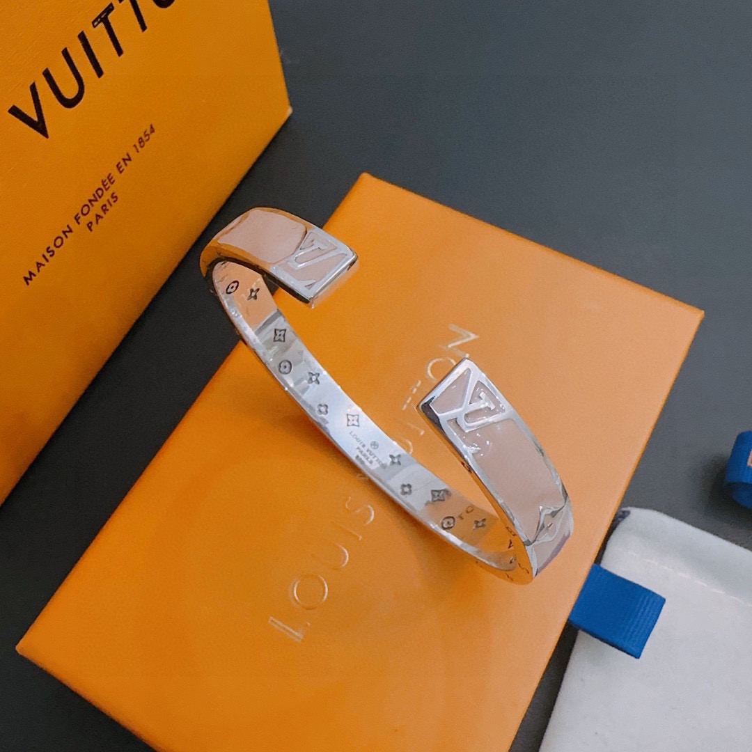 L0vis Vvtt0n Bracelet