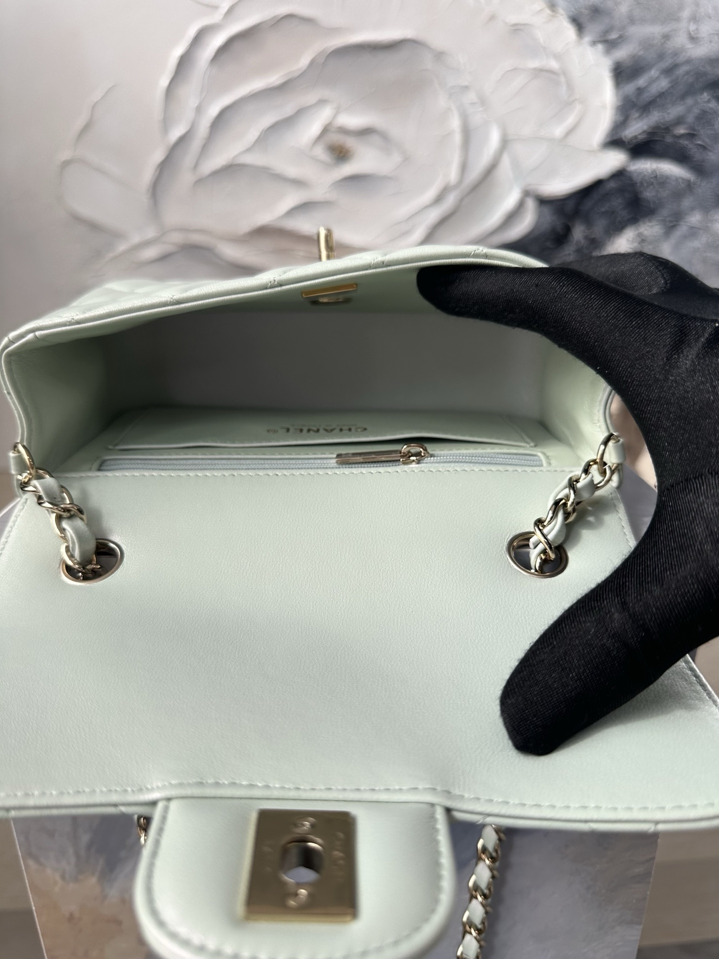 Ch**el Flap Bag Pearlescent AS1116 20x12x6cm