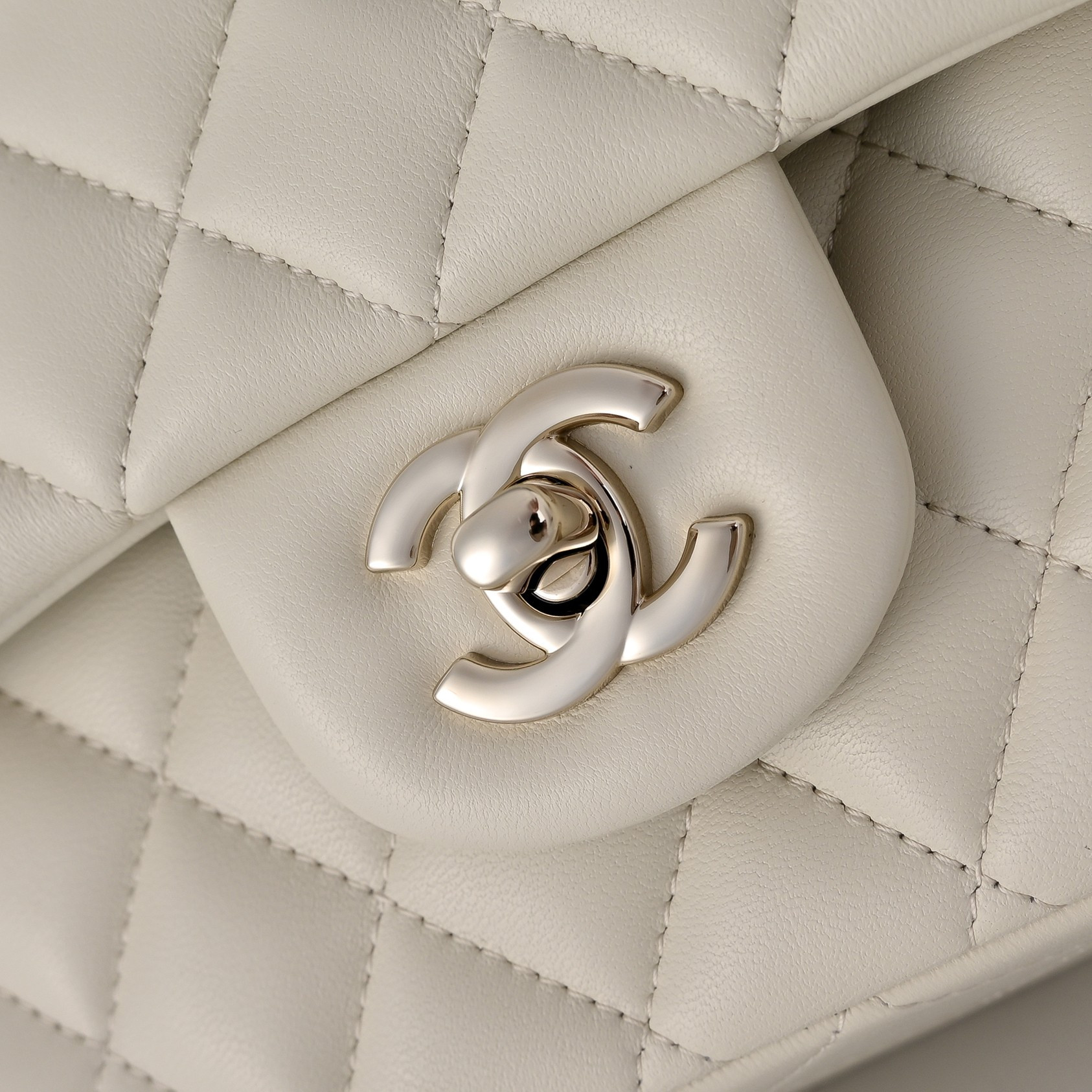 Ch**el Classic Flap Cream Light Gold Hardware a01112 15x25.5x6cm