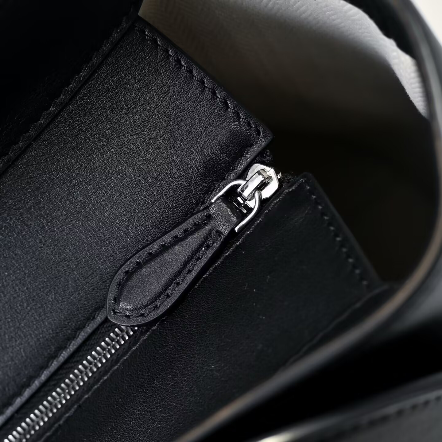 The R0w Marlo Bag in Leather 35.5x16x26cm