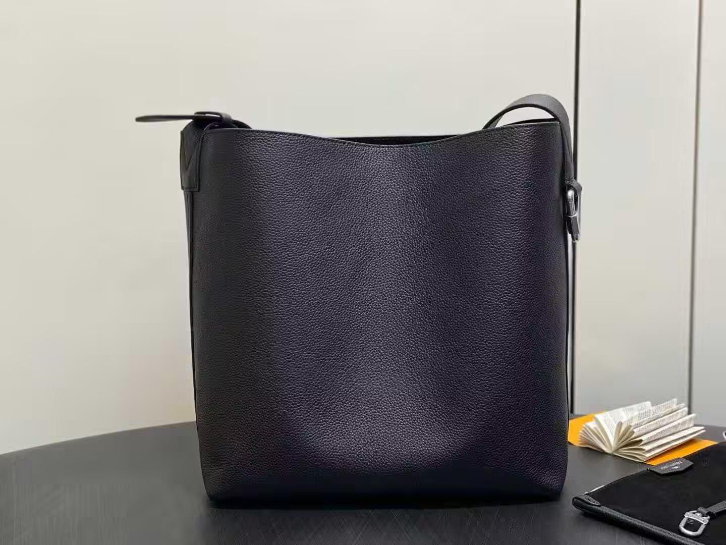 LV Verso Hobo M27022 33 x 15.5 x 30cm