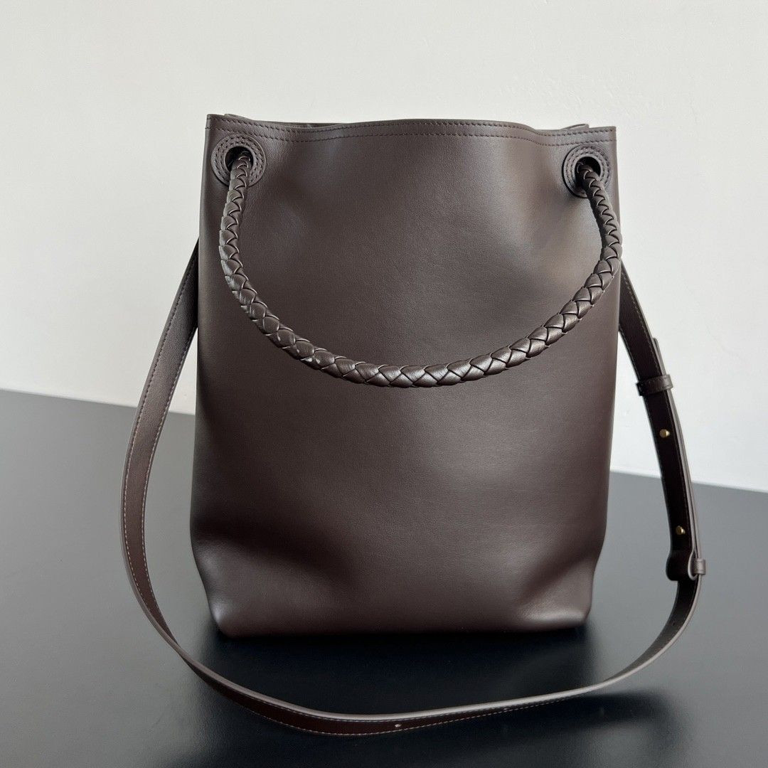 B0tt*ga Ven*ta Andiamo Medium Leather Bucket Bag 34x24x12cm Without Box