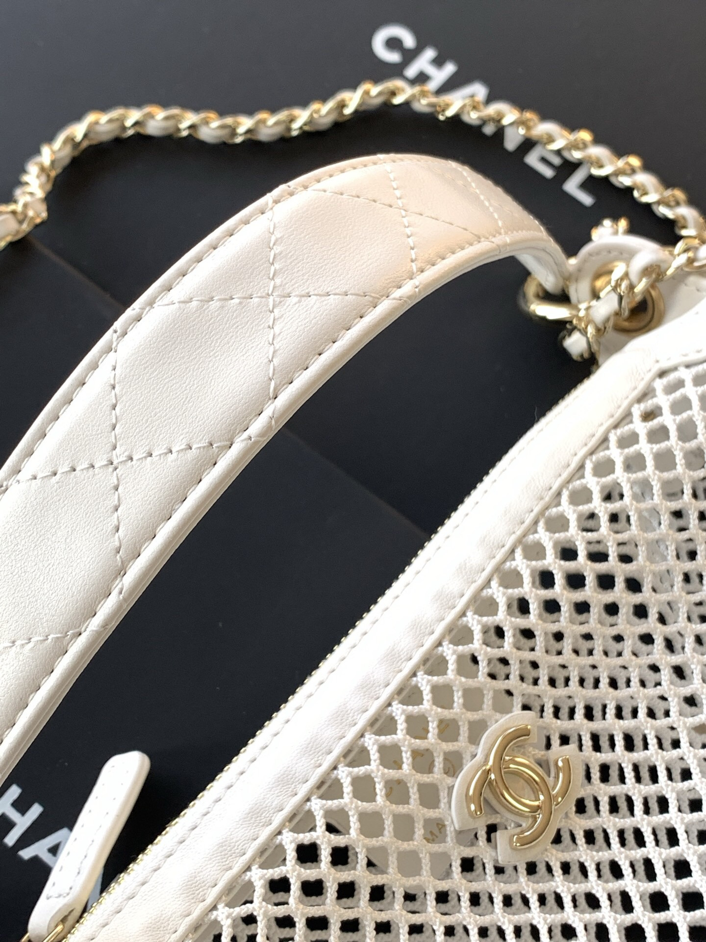 Ch**el Clutch With Chain Mesh Shiny Lambskin Gold Tone AP4573 15x22x6cm