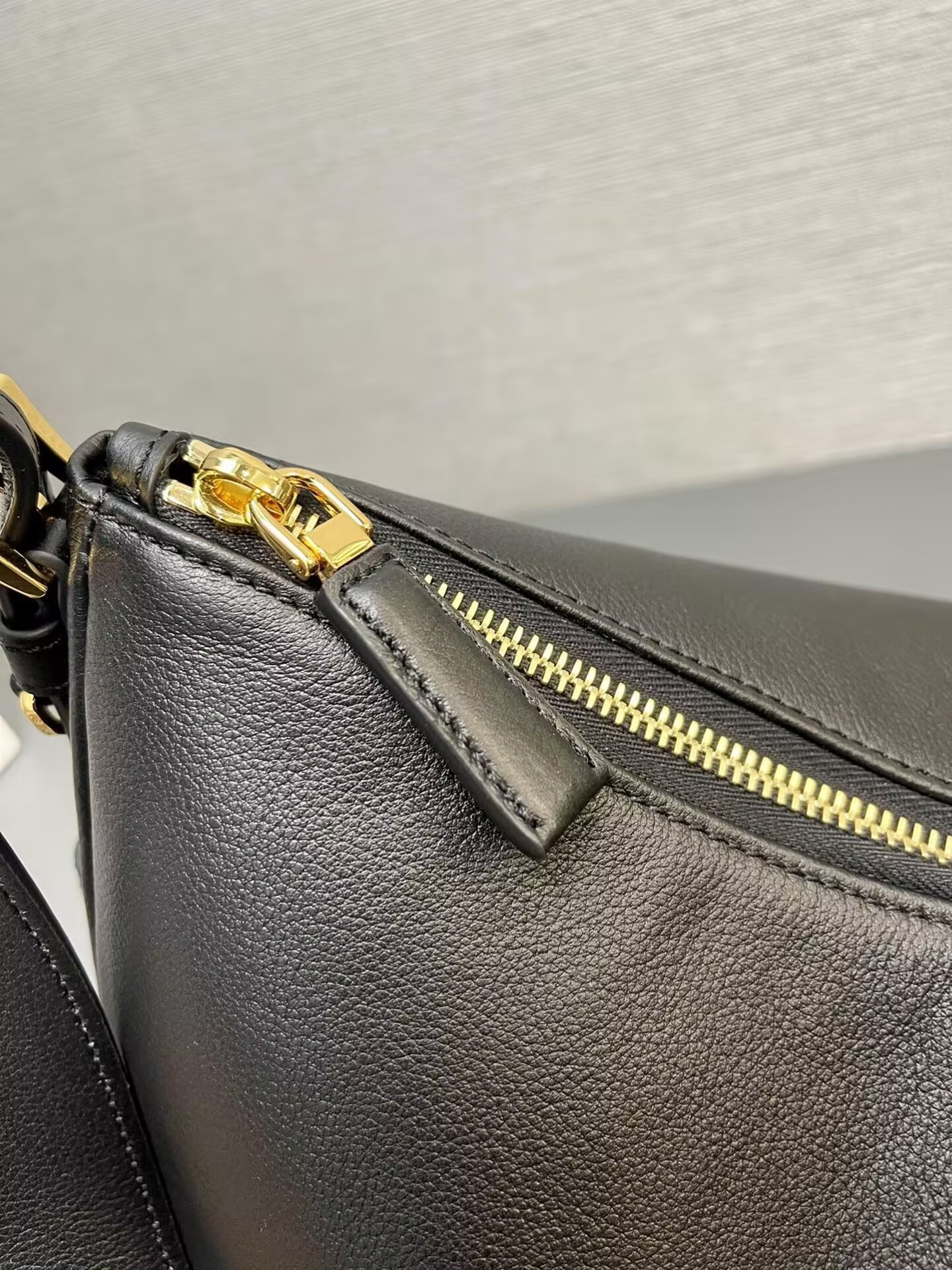 Pra*a Aimée large leather shoulder bag 39x23x12cm