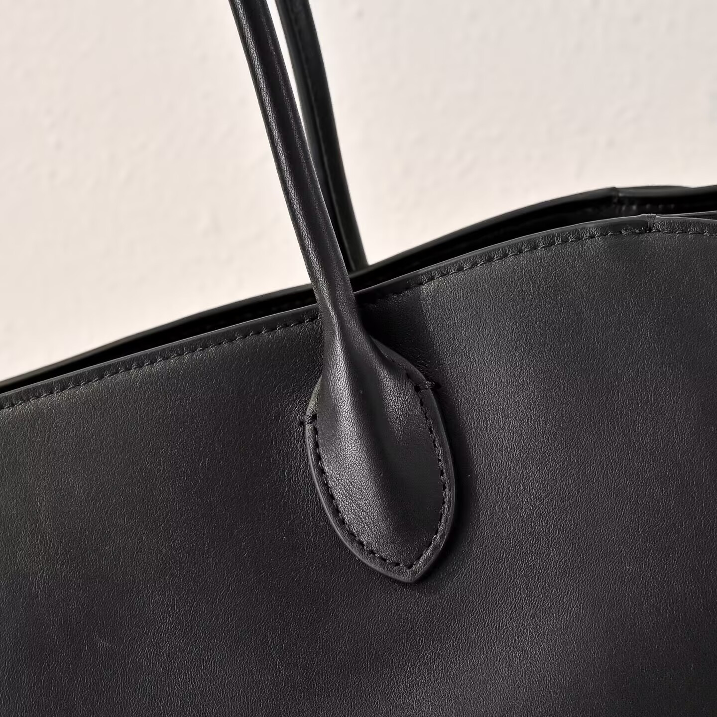 The R0w Marlo Bag in Leather 43x19x30cm