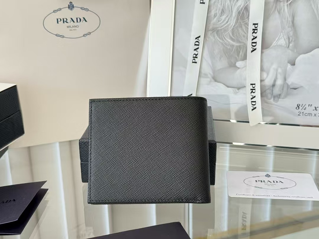 Pra*a Wallet Card Holder