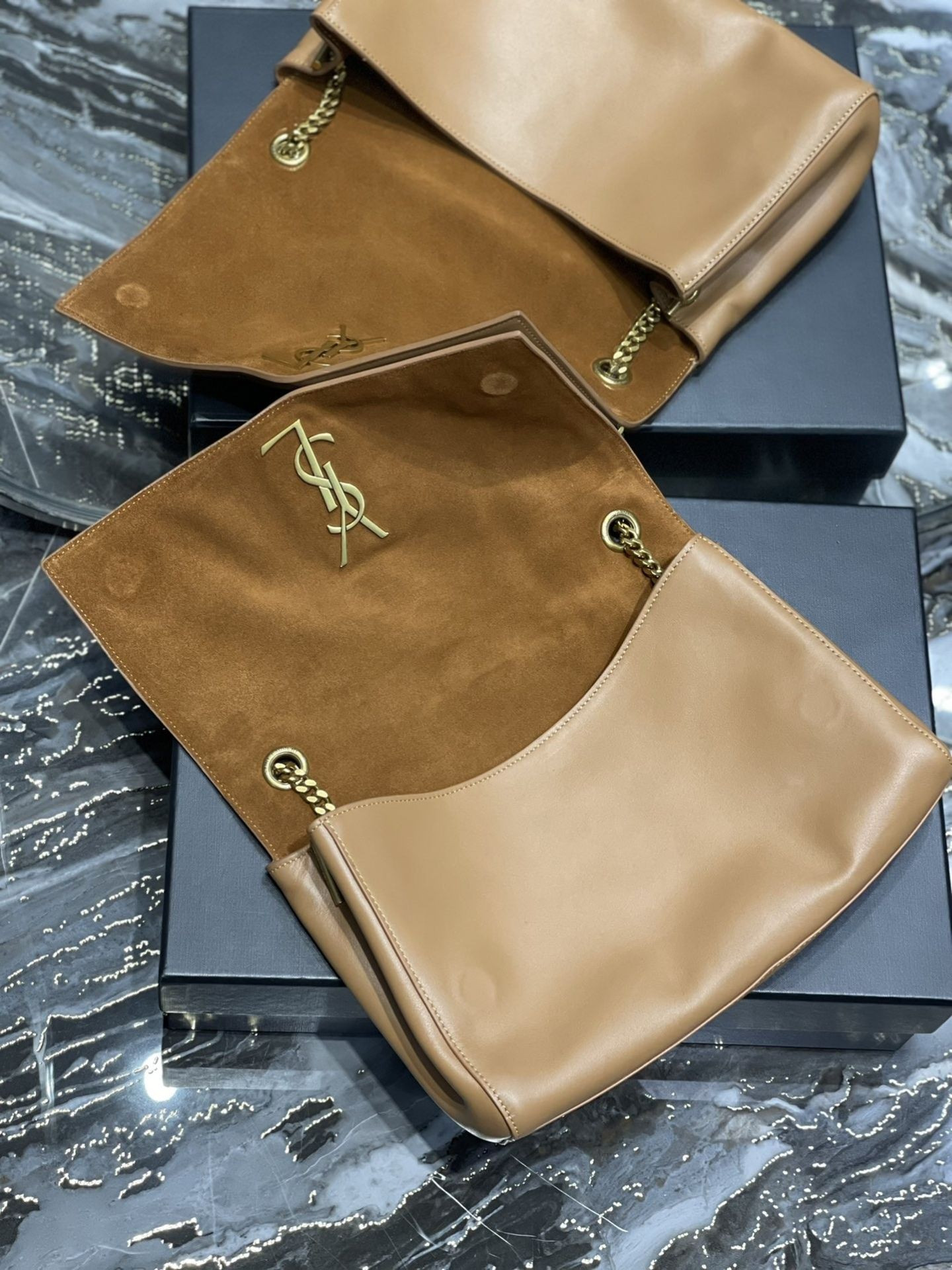 Y51 Kate Reversible Suede and Leather Shoulder Bag 28.5x20x6cm