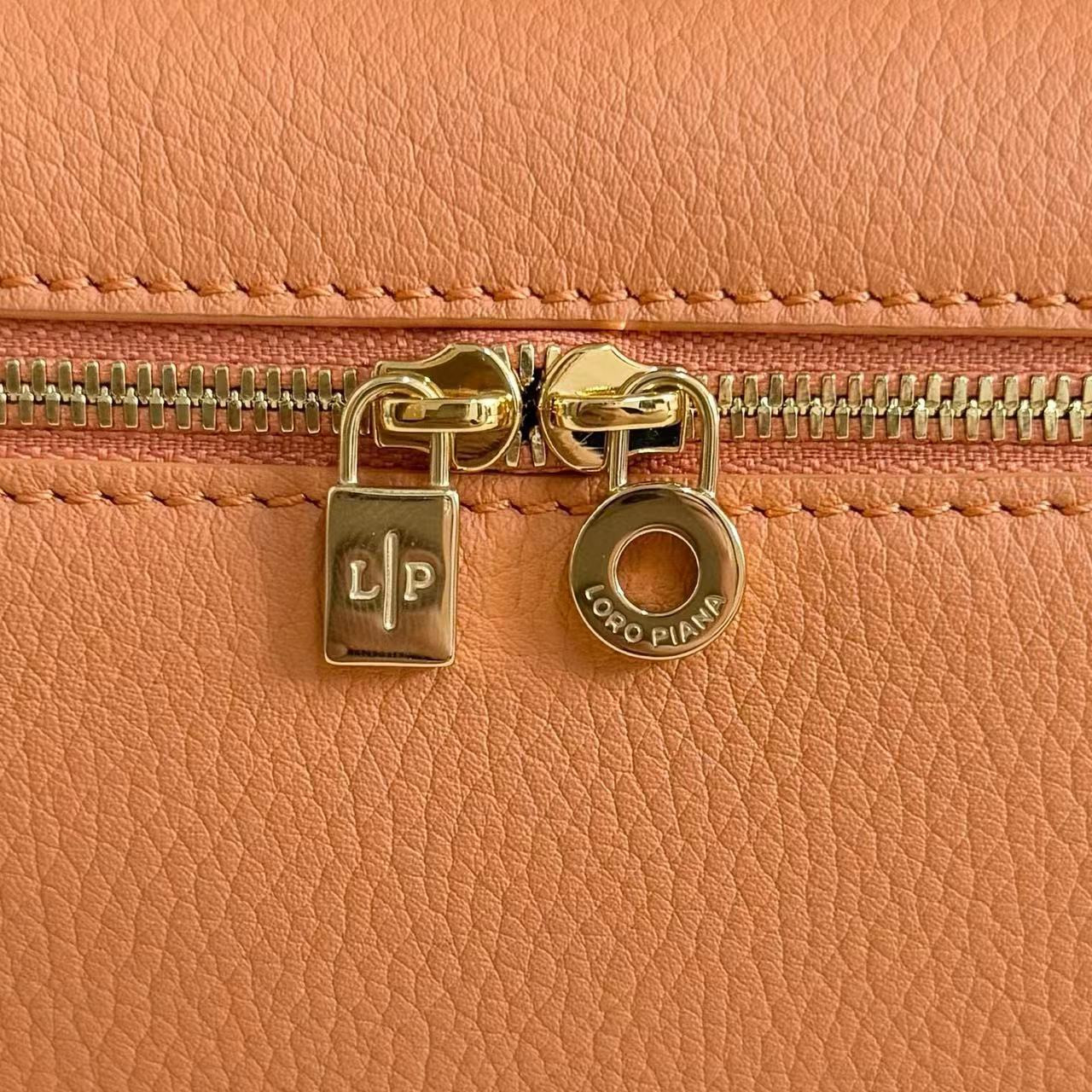 L0r0 P1ana Extra Pocket L19 Grained Calfskin 11 x 19 x 6.5 cm