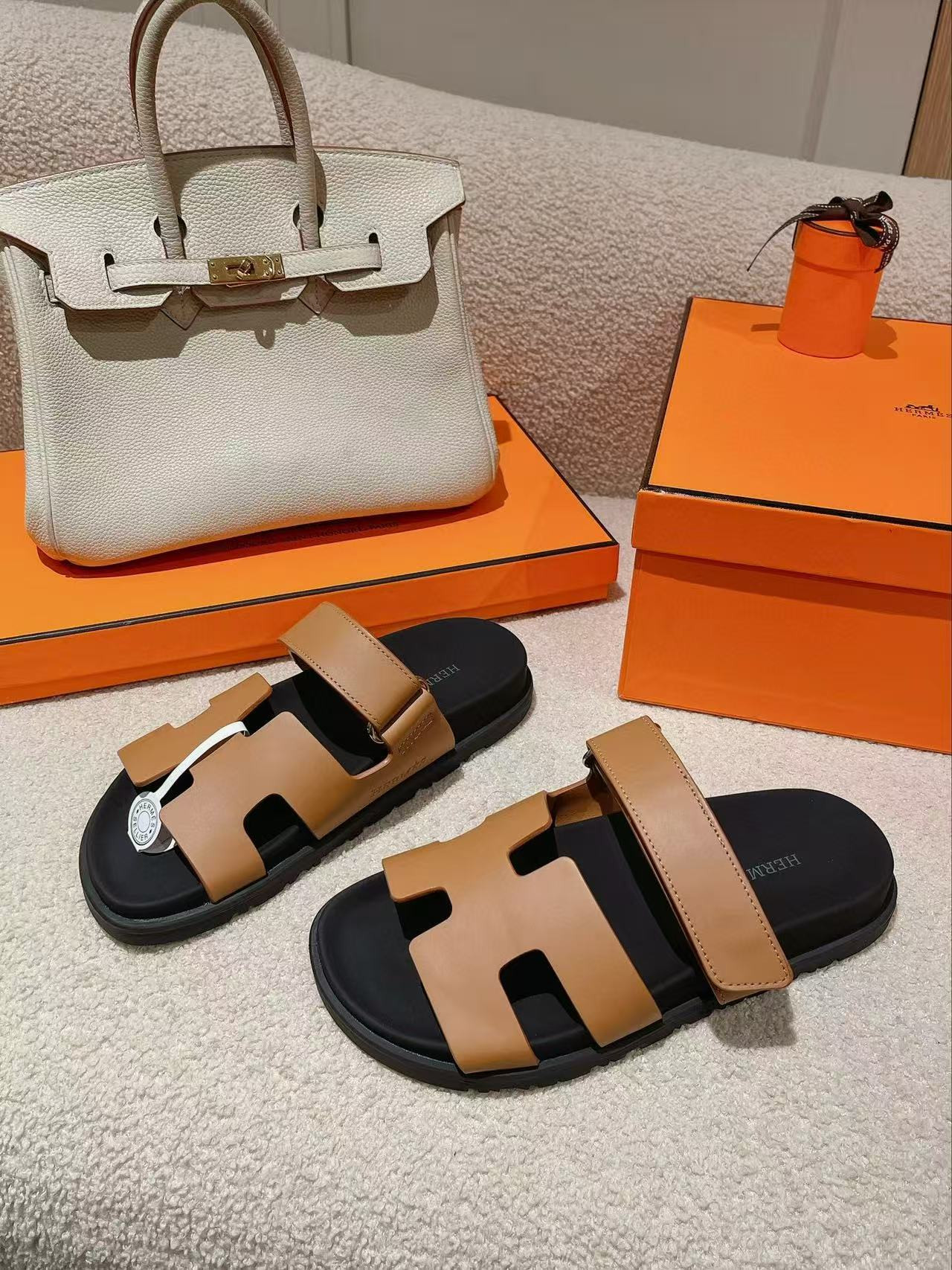 UA H**me5 Chypre Sandal