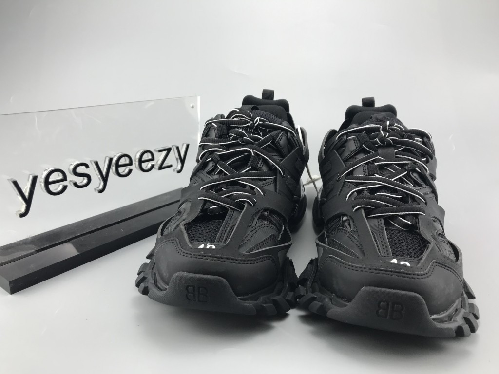 UA TRACK TRAINERS IN BLACK MESH AND NYLON LED SNEAKER