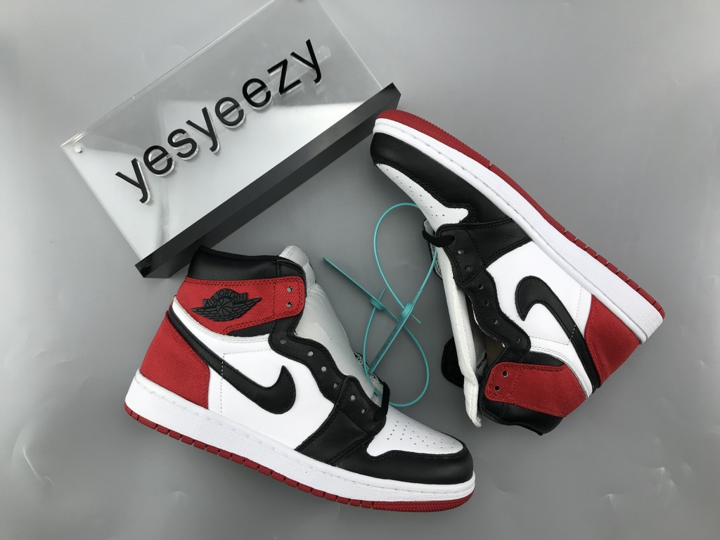 UA WMNS AIR JORDAN 1 RETRO HIGH "SATIN BLACK TOE"