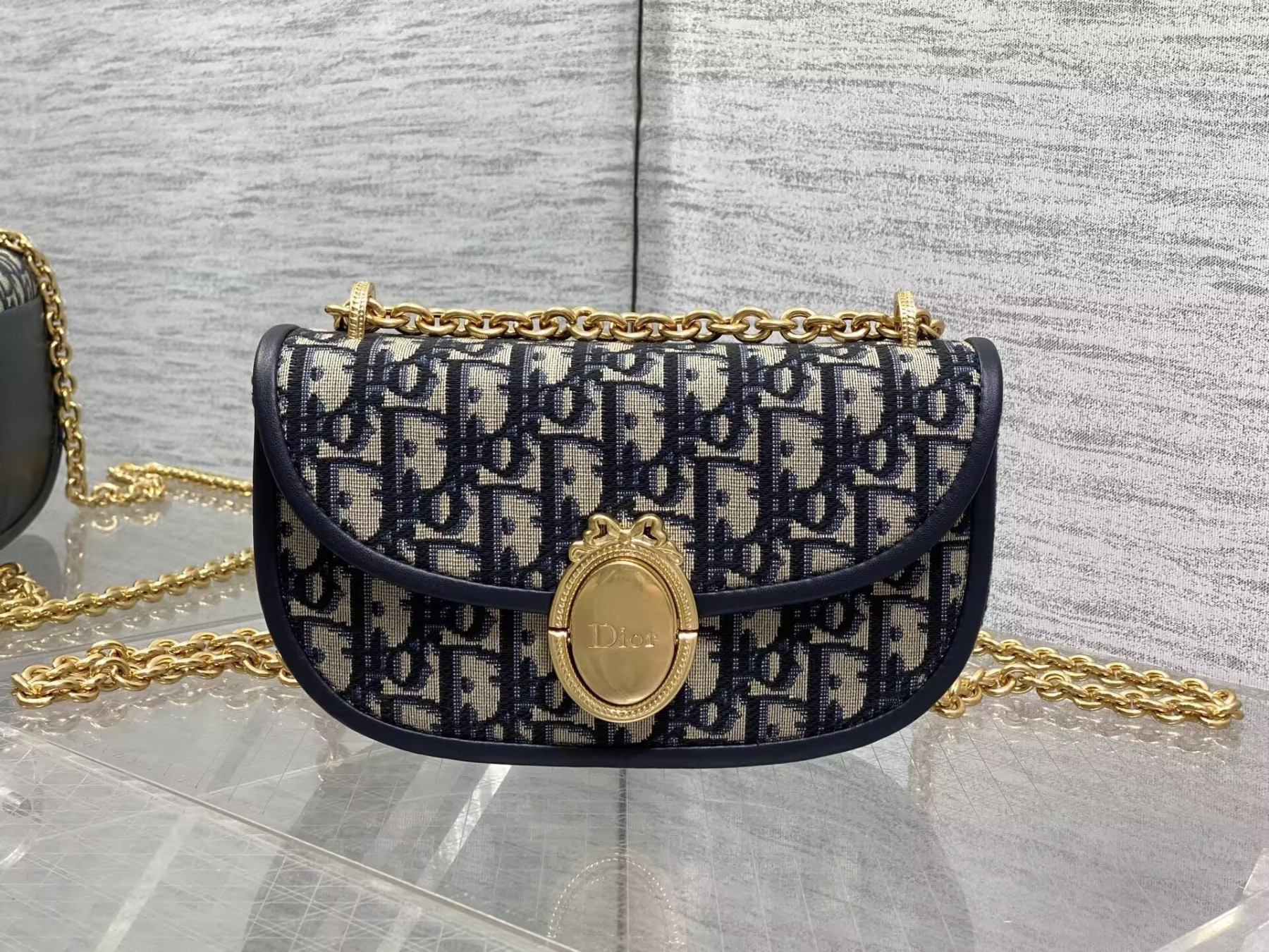 D10r Small Médaillon Flap Bag with Chain 21 x 12 x 5.5 cm